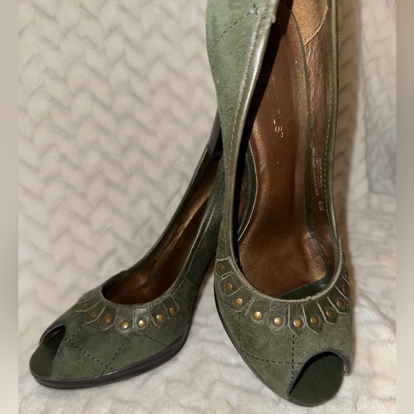 BCBGIRLS Army Green Suede with Pewter details Peep Toe Heels - Size: 6 - Picture 3 of 8